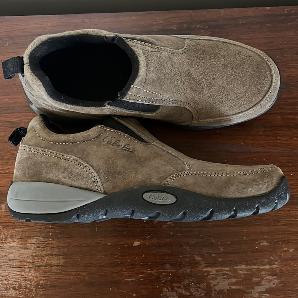 Cabelas boy slide on size 1M